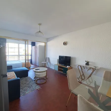 A 50m De La Apartment *