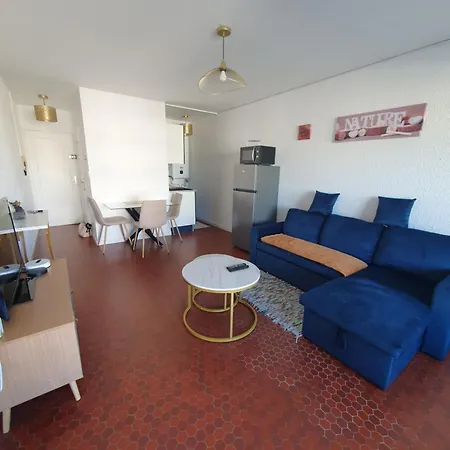 A 50m De La Apartment *